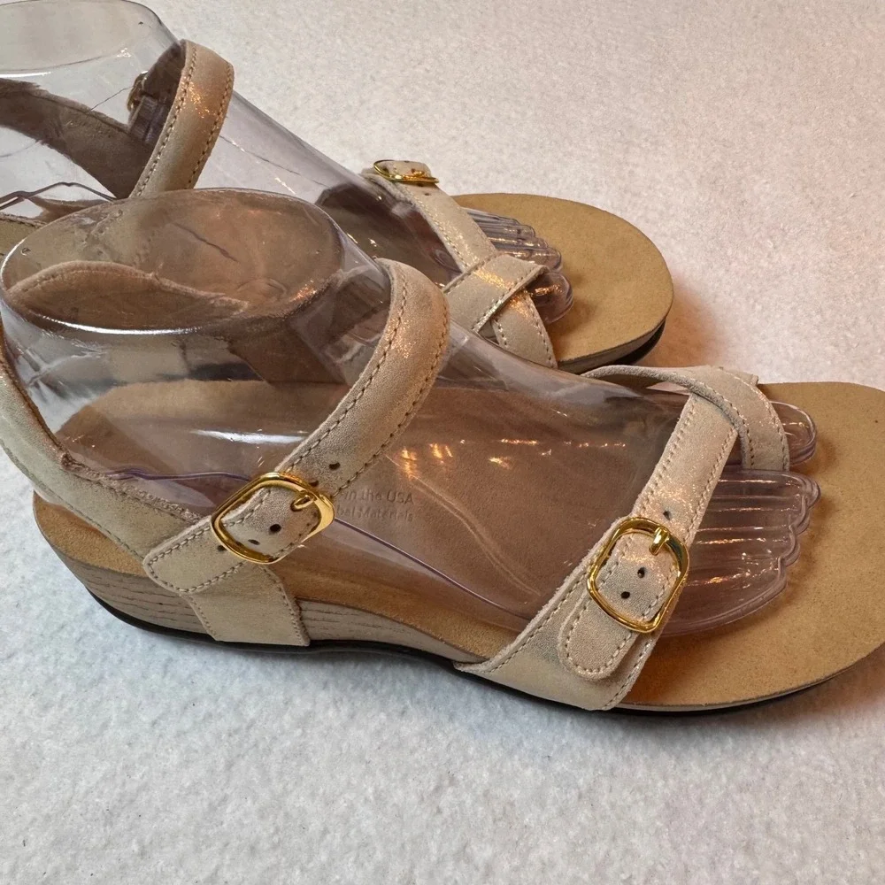 SAS Sandal Women 8M Champagne Gold Sanibel Wedge Buckle Metallic Leather Comfort